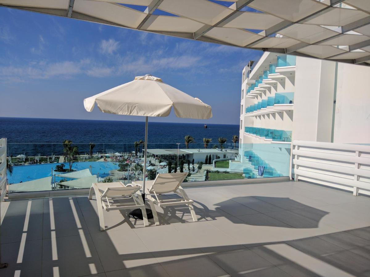 Honeymoon Suite Front Sea View
